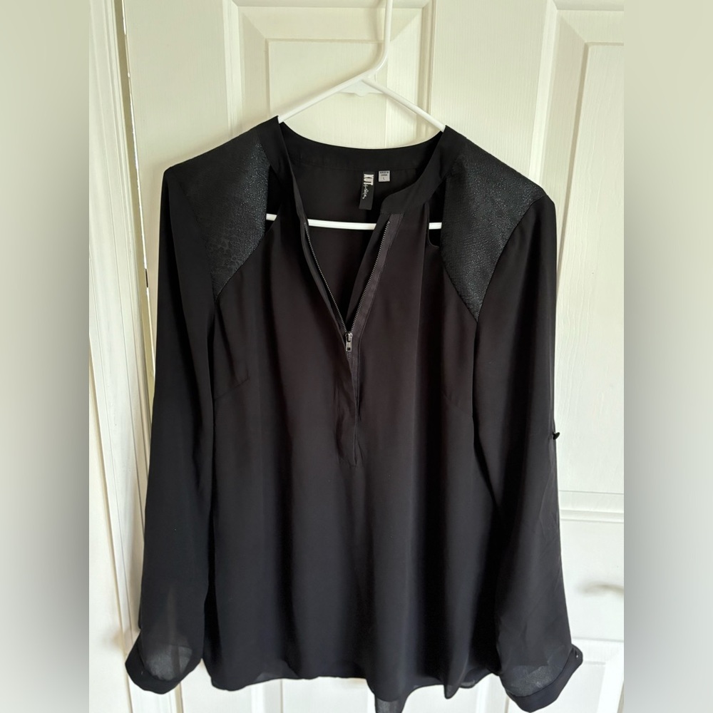 Kut from the Kloth women’s black zip up blouse w/cutout & shimmery detail Size L